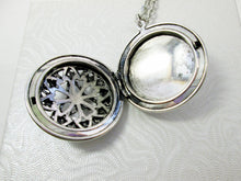 Load image into Gallery viewer, locket pendant necklace